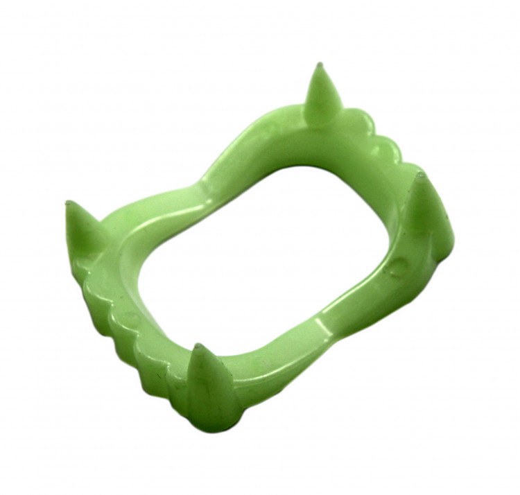 Челюсть вампира светящаяся в темноте